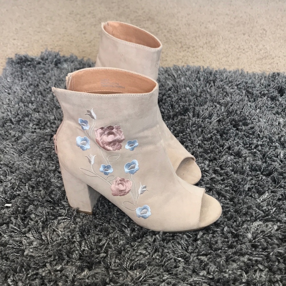 Flowered heeled bootie